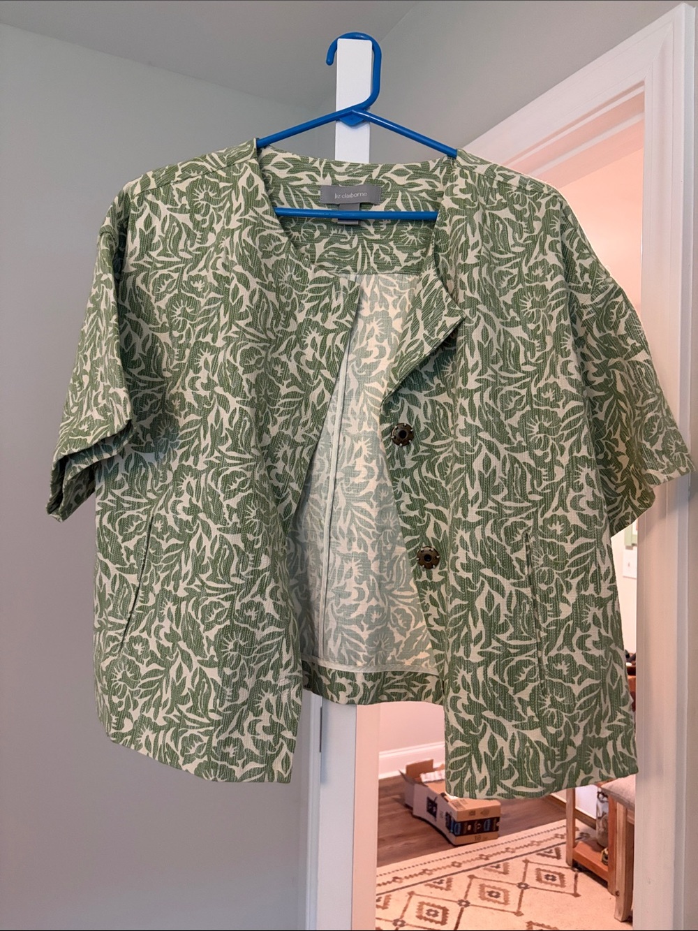 Liz Claiborne Green and Cream Leaf Print Button-Up Top